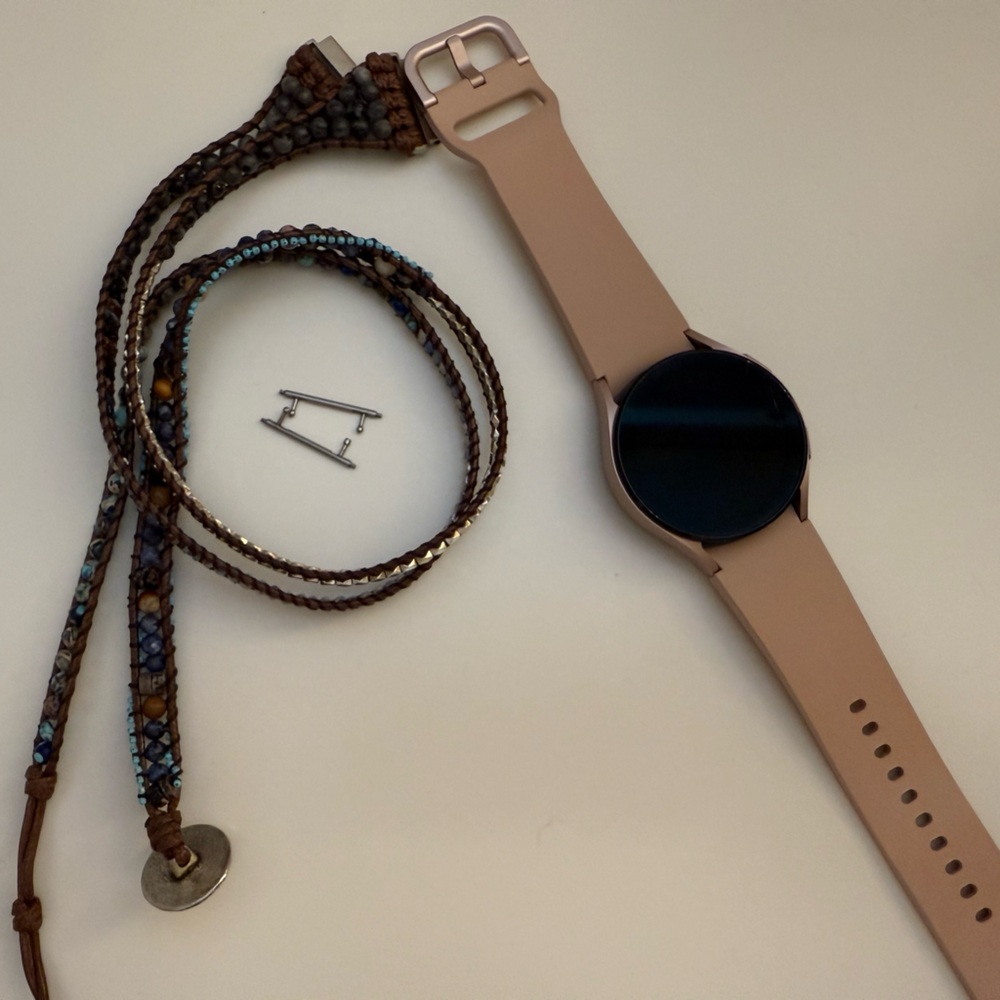 Samsung Galaxy Watch4 (S44E) with band and charger